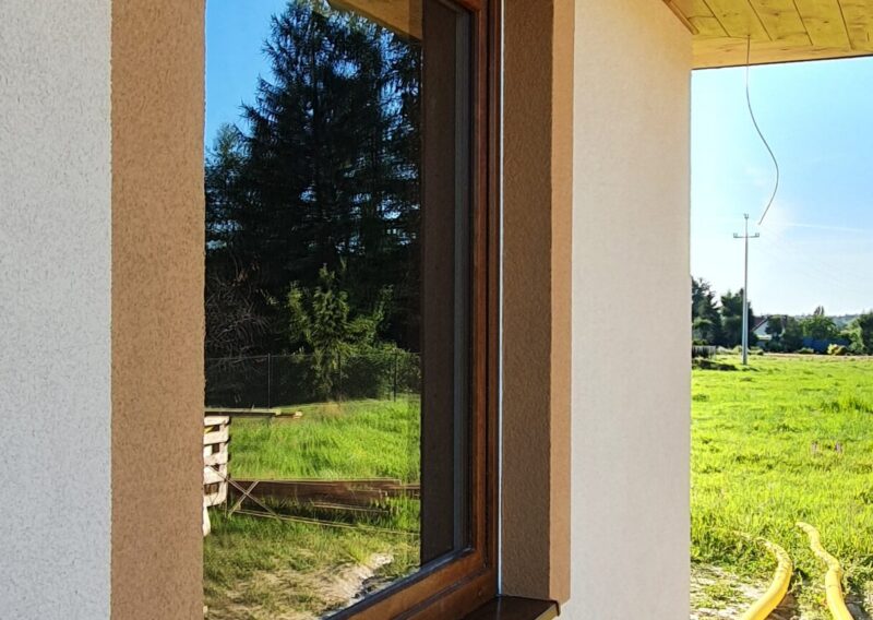 okno pod drewnianym okapnikiem